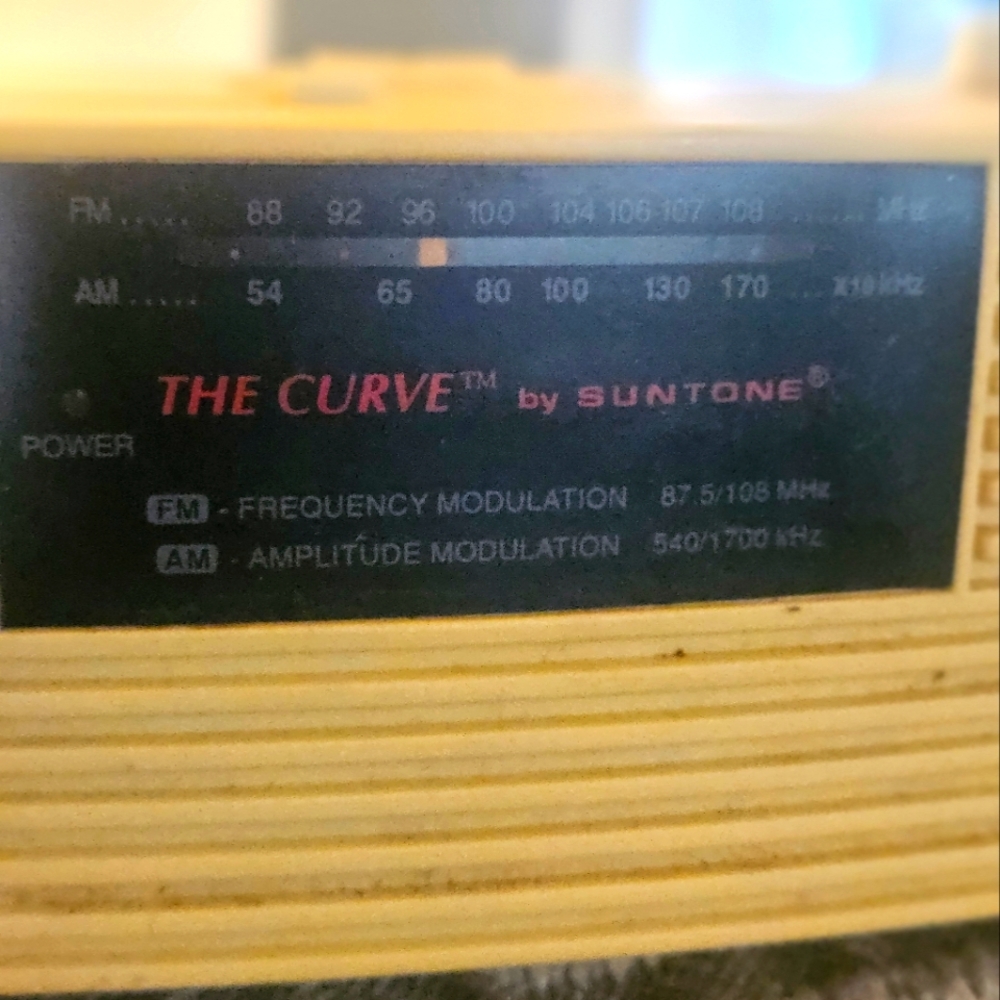 VINTAGE SUNTONE RADIO. "THE CURVE" WORKS WELL DEPENDING ON WHERE IT LIVES. CUTE